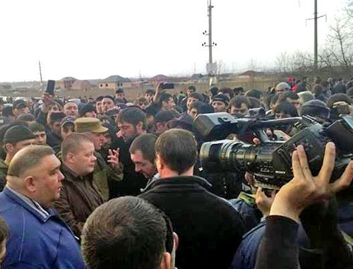 Relatives of the detained blocked the Federal Highway "Kavkaz" in North Ossetia. North Ossetia, April 11, 2014. Photo https://www.youtube.com/