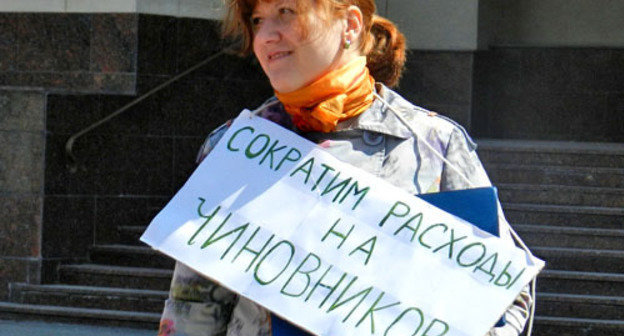 Participant of a protest action against lack of funds to renovate kindergartens. Volgograd, April 11, 2014. Photo by Tatyana Filimonova for the "Caucasian Knot"