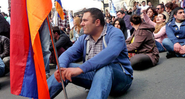 Protest action of activists of the group DEM.AM. Yerevan, April 9, 2014. Photo by Armine Martirosyan for the "Caucasian Knot"