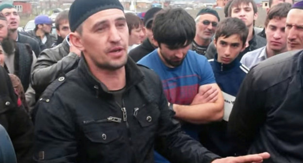 Spontaneous meeting on the Federal Highway "Kavkaz" with a demand to release detained Aliskhan Gurazhev and Mustafa Barkinkhoev. North Ossetia, Prigorodny District, near the village of Novy, April 11, 2014. Screenshot of a video, http://mehkkhel.org/?p=8974