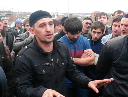 Spontaneous meeting on the Federal Highway "Kavkaz" with a demand to release detained Aliskhan Gurazhev and Mustafa Barkinkhoev. North Ossetia, Prigorodny District, near the village of Novy, April 11, 2014. Screenshot of a video, http://mehkkhel.org/?p=8974