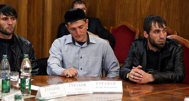 Relatives of Aliskhan Gurazhev at the meeting with the leader of Ingushetia Yunus-Bek Evkurov. Magas, April 11, 2014. Photo by press service of Ingushetia leadership, ingushetia.ru. 