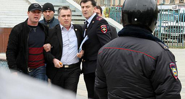 Makhachkala Soviet ROVD policemen detaining Chairman of the Dagestani Regional Public Organization (DRPO) "Union to Protect Human, Citizens' and Peoples' Rights and Freedoms" Ruslan Rasulov. Makhachkala, April 12, 2014. Photo: Ruslan Alibekov/RIFA05