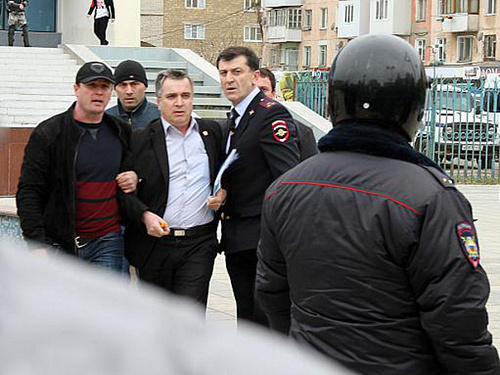 Makhachkala Soviet ROVD policemen detaining Chairman of the Dagestani Regional Public Organization (DRPO) "Union to Protect Human, Citizens' and Peoples' Rights and Freedoms" Ruslan Rasulov. Makhachkala, April 12, 2014. Photo: Ruslan Alibekov/RIFA05