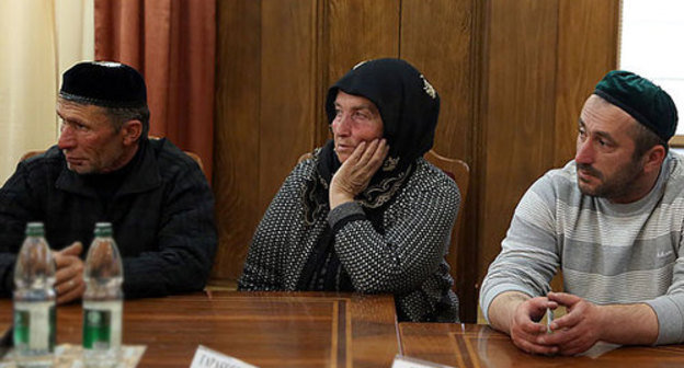 Relatives of detainees from  Maiskoe village at the meeting with Ingushetia leader Yunus-bek Evkurov. Magas, April 11, 2014. Photo by the press service of Ingushetia leadership, http://www.ingushetia.ru/m-news/archives/020362.shtml#more