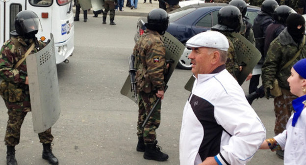 Law enforcement officers and by-passers at the unsanctioned rally in support of Said Amirov in the centre of Makhachkala. April 12, 2014. Photo by Patimat Makhmudova for the ‘Caucasian Knot’. 