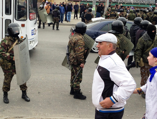 Law enforcement officers and by-passers at the unsanctioned rally in support of Said Amirov in the centre of Makhachkala. April 12, 2014. Photo by Patimat Makhmudova for the ‘Caucasian Knot’. 