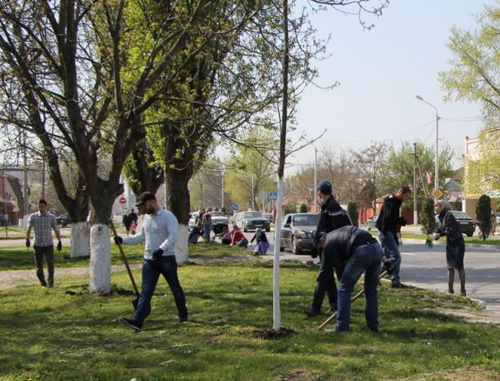 Saturday works (subbotnik) in Grozny, April 2014. Photo by the press service of the city administration of Grozny, http://www.grozmer.ru/news/1769-subotnik.html