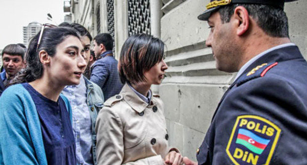 Policemen dispersed a group of supporters of the arrested activists of the movement "Nida", who gathered near the building of the Baku Court of Grave Crimes. Baku, April 22, 2014. Photo by Aziz Karimov for the "Caucasian Knot"