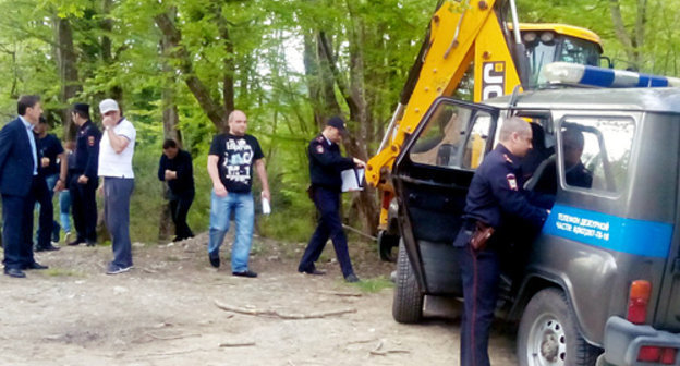 The police and environmental  activists at the place of discharge of construction waste in Tsanyk Creek. Sochi, Izobilnaya Street, April 18, 2014. Photo by Vladimir Kimaev, http://ewnc.org/node/13952