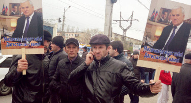 Participants of the people's meeting in support of Said Amirov, a former Mayor of Makhachkala. April 12, 2014. Photo by Patimat Makhmudova for the "Caucasian Knot"