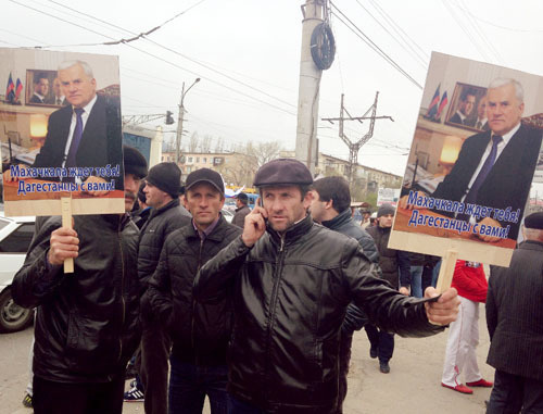 Participants of the people's meeting in support of Said Amirov, a former Mayor of Makhachkala. April 12, 2014. Photo by Patimat Makhmudova for the "Caucasian Knot"