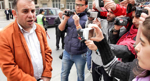 Advocate Khalid Bagirov speaks in front of the journalists. Baku, April 25, 2014. Photo by Aziz Karimov for the "Caucasian Knot"