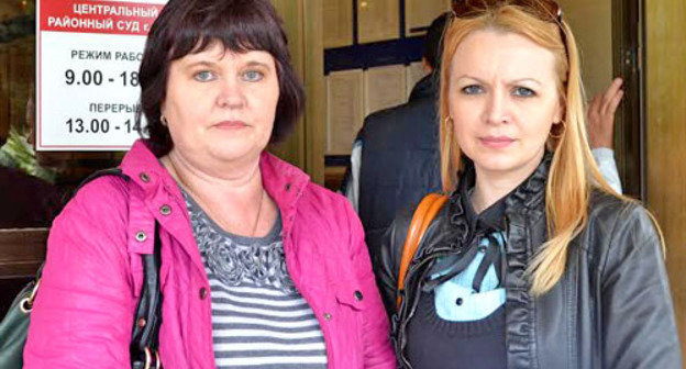 The tenants of the apartment block at No. 5a Akatsij Street Irina Kharchenko (to the left) and Yuliya Saltykova near the building of the Sochi Central Court. April 2014. Photo by Svetlana Kravchenko for the "Caucasian Knot"