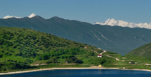 Lake Kezenoy-am in the Vedeno District of Chechnya. Photo: Wild.nohcho, http://commons.wikimedia.org/, Creative Commons Attribution-Share Alike 3.0 Unported