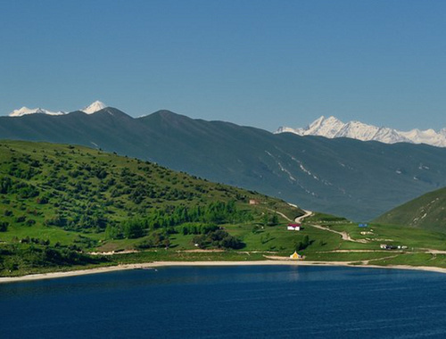 Lake Kezenoy-am in the Vedeno District of Chechnya. Photo: Wild.nohcho, http://commons.wikimedia.org/, Creative Commons Attribution-Share Alike 3.0 Unported