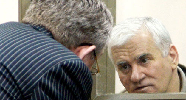 Said Amirov (to the right) talks to his advocate Vladimir Postanyuk at the court session in the North-Caucasian District Military Court. Rostov-on-Don, April 24, 2014. Photo by Oleg Pchelov for the "Caucasian Knot"