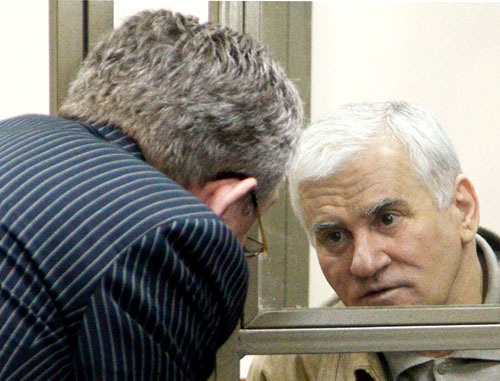 Said Amirov (to the right) talks to his advocate Vladimir Postanyuk at the court session in the North-Caucasian District Military Court. Rostov-on-Don, April 24, 2014. Photo by Oleg Pchelov for the "Caucasian Knot"