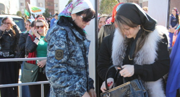 The increased security regime on the day of a football match. Grozny, March 24, 2014. Photo by Magomed Magomedov for the "Caucasian Knot"