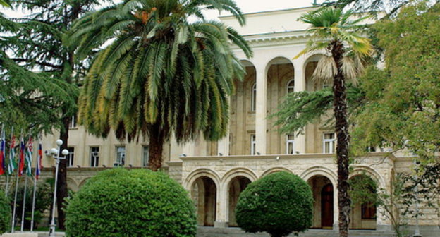 The building of the government of Abkhazia in Sukhum. Photo: Alaexis, http://commons.wikimedia.org/, Creative Commons Attribution-Share Alike 3.0 Unported