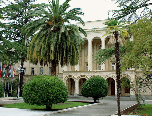 The building of the government of Abkhazia in Sukhum. Photo: Alaexis, http://commons.wikimedia.org/, Creative Commons Attribution-Share Alike 3.0 Unported