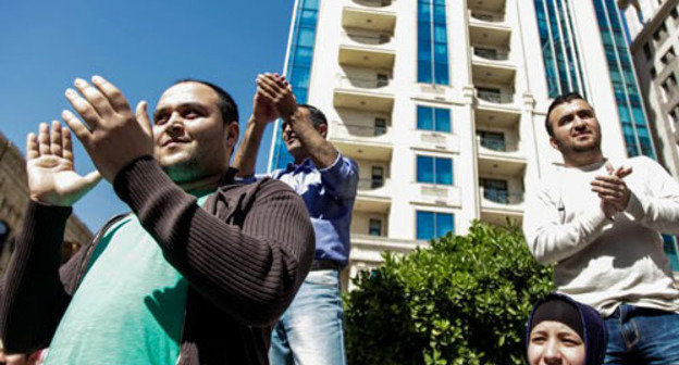 Participants of a protest action in support of "Nida" activists in front of the court building. Baku, May 1, 2014. Photo by Aziz Karimov for the "Caucasian Knot"