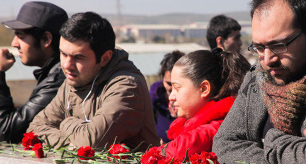 Commemoration at the tomb of Elmar Guseinov, the editor-in- chief of the magazine "Monitor", on the anniversary of his death. Baku, March 2, 2014. Photo by Aziz Karimov for the "Caucasian Knot"