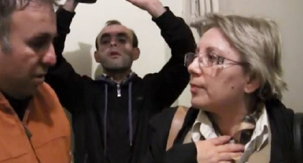 Human rights activist Leyla Yunus, director of the Institute for Peace and Democracy, being detained. Baku, April 28, 2014. Screenshot from video taken by Radio Azadlyg, Copyright 2014 RFE/RL. 