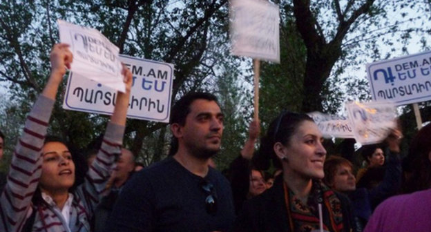 Rally against pension reform, organized by the initiative "I'm against!" at the residence of Armenian president. Yerevan, April 18, 2014. Photo by Armine Martirosyan for the ‘Caucasian Knot’. 