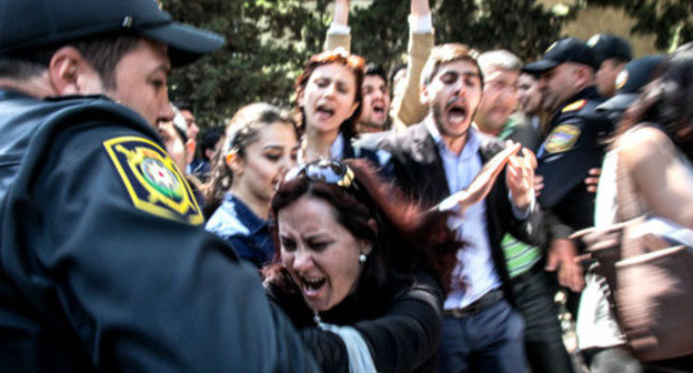 Police detaining supporters of Nida activists. Baku, May 6, 2014. Photo by Aziz Karimov for the ‘Caucasian Knot’. 