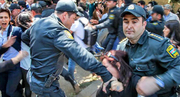 Police detaining participants of the rally against the conviction of activists of "Nida" movement. Baku, May 6, 2014. Photo by Aziz Karimov for the ‘Caucasian Knot’.	