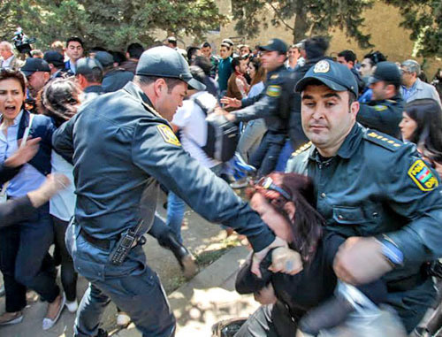 Police detaining participants of the rally against the conviction of activists of "Nida" movement. Baku, May 6, 2014. Photo by Aziz Karimov for the ‘Caucasian Knot’.	