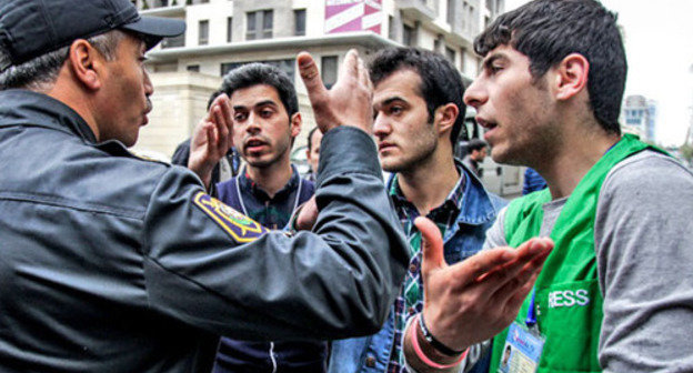 Police dispersing participants of the rally in support of Nida activists gathered near the court. Baku, May 1, 2014. Photo by Aziz Karimov for the ‘Caucasian Knot’.	