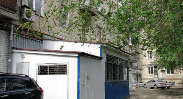 Ventilation extension, built under the windows of The Chicherov’s apartment. Volgograd, May 7, 2014. Photo by Vyacheslav Yaschenko for the ‘Caucasian Knot’. 