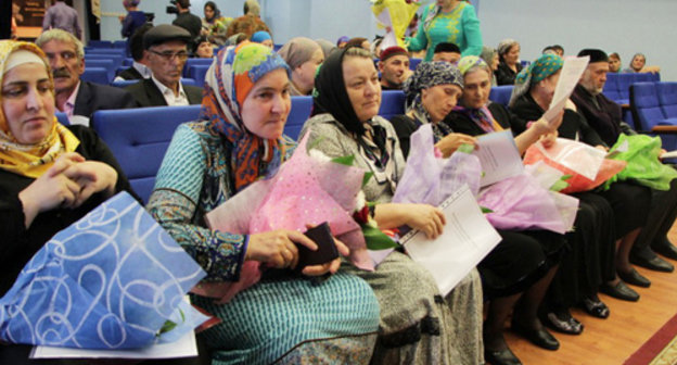 Residents of the emergency house in Akhmat Kadyrov Street receive new flats. Grozny, May 10, 2014. Photo by press-service of Grozny Mayor, http://grozmer.ru/news/1834-vydacha-kvartir.html 