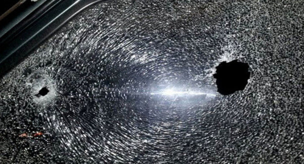 Traces of bullets in a car window. Photo: http://nac.gov.ru/