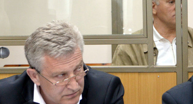 Advocate Vladimir Postanyuk, Said Amirov is in the background. Photo by Oleg Pchelov for the "Caucasian Knot"