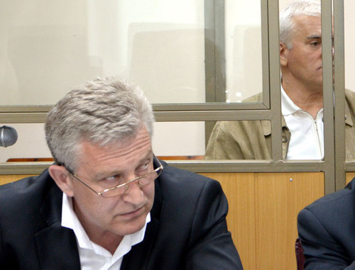 Advocate Vladimir Postanyuk, Said Amirov is in the background. Photo by Oleg Pchelov for the "Caucasian Knot"