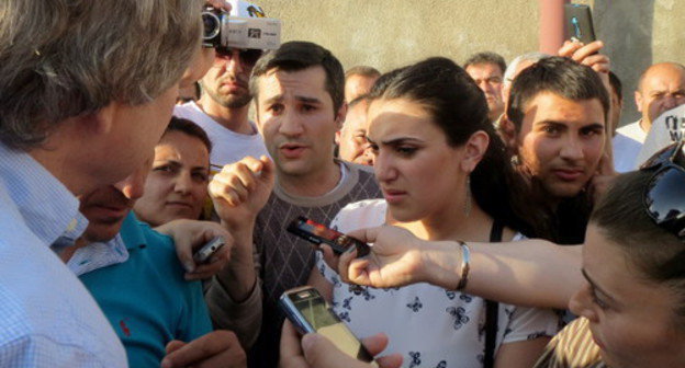 The protesters gathered around James Warlick, the US' Co-Chair of the OSCE Minsk Group, after he got out of the car. Nagorno-Karabakh, Stepanakert, May 18, 2014. Photo by Alvard Grigoryan for the "Caucasian Knot"