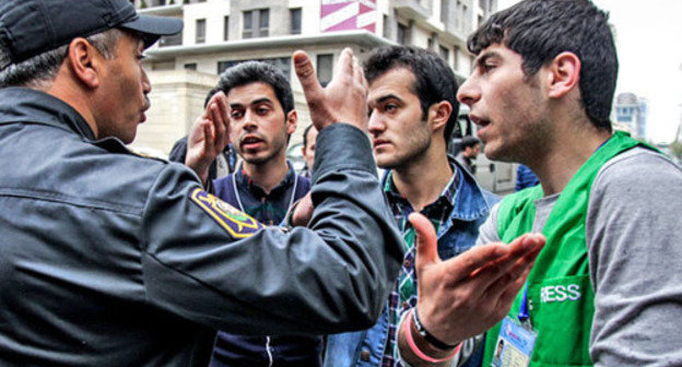 The police dispersed the supporters of the arrested "Nida" activists. Baku, April 22, 2014. Photo by Aziz Karimov for the "Caucasian Knot"