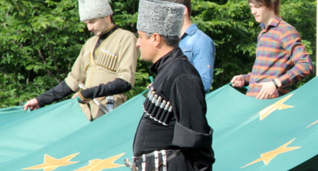 Participants of the commemorative events on the 150th anniversary of the end of the Caucasian War with a Circassian  flag. Adygea, Maikop, May 21, 2014. Photo by Oleg Chaly for the "Caucasian Knot"