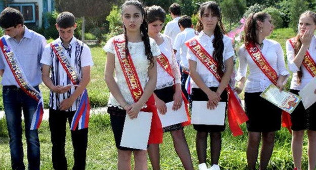 "Last bell" in the school of Khutun-Kazmalyar village of Magaramkent District. May 2013. Photo http://www.dagmol.ru/