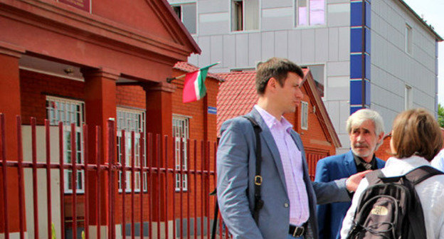 The lawyer Pyotr Zaikin (to the left) near the building of Urus-Martan District Court. Chechnya, May 23, 2014. Photo by Magomed Magomedov for the "Caucasian Knot"