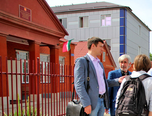 The lawyer Pyotr Zaikin (to the left) near the building of Urus-Martan District Court. Chechnya, May 23, 2014. Photo by Magomed Magomedov for the "Caucasian Knot"