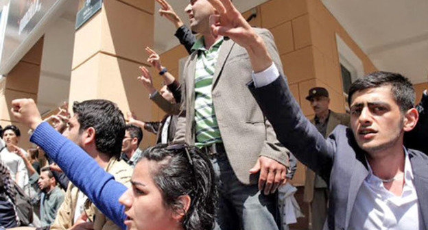 Supporters of Nida activists during protest action in Baku, May 6, 2014. Photo by Aziz Karimov for the ‘Caucasian Knot’. 