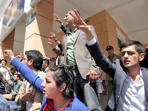 Supporters of Nida activists during protest action in Baku, May 6, 2014. Photo by Aziz Karimov for the ‘Caucasian Knot’. 