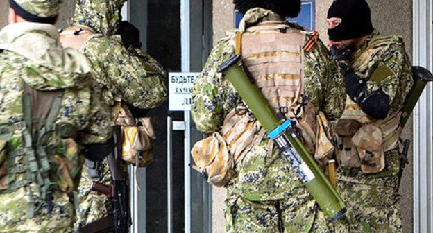 People with weapons in masks. Donbass (Urkaine), April 2014. Photo by Yevgen Nasadyuk, http://ru.wikipedia.org