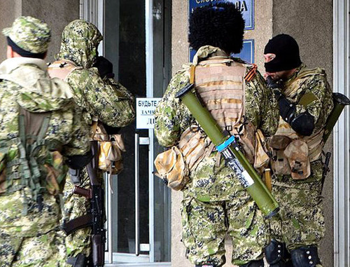 People with weapons in masks. Donbass (Urkaine), April 2014. Photo by Yevgen Nasadyuk, http://ru.wikipedia.org