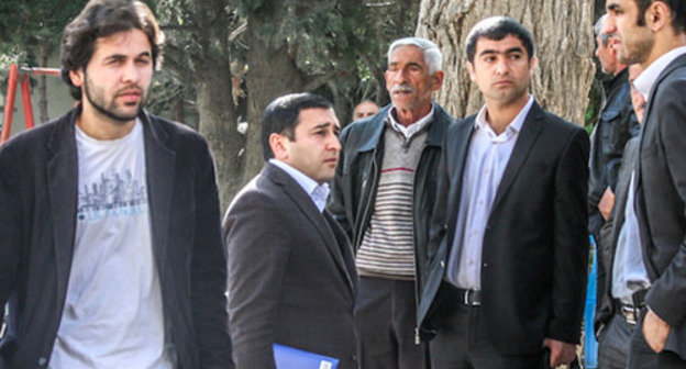 Supporters of Anar Mamedli gathering near the Baku Court of Grave Crimes prior to the court session. Baku, April. Photo by Aziz Karimov for the ‘Caucasian Knot’. 