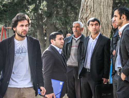 Supporters of Anar Mamedli gathering near the Baku Court of Grave Crimes prior to the court session. Baku, April. Photo by Aziz Karimov for the ‘Caucasian Knot’. 